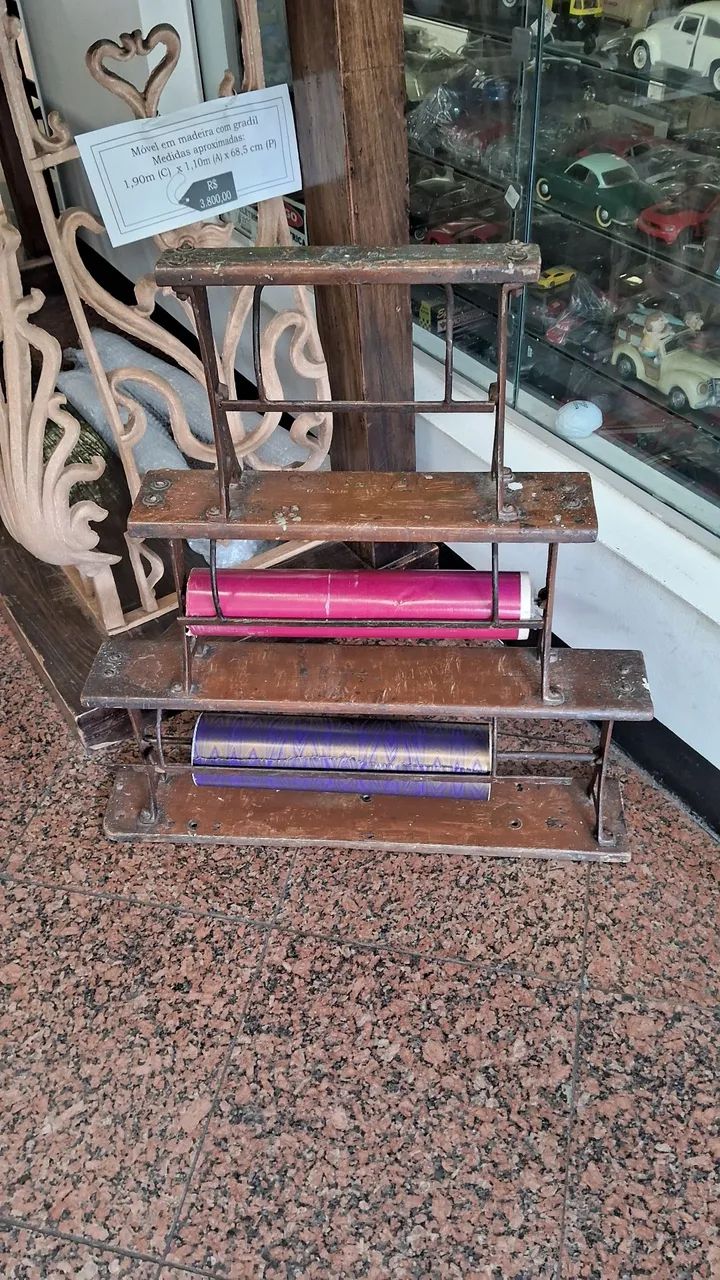 Antigo porta bobina de papel com estrutura em ferro fundido e