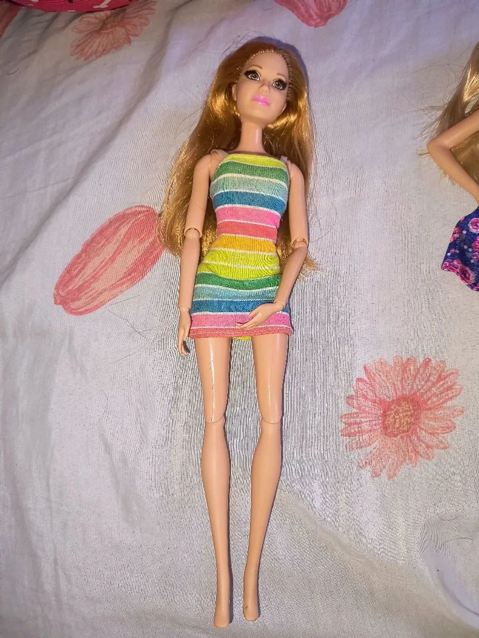 Boneca Barbie com Vestido Colorido e Botas - Foto 2