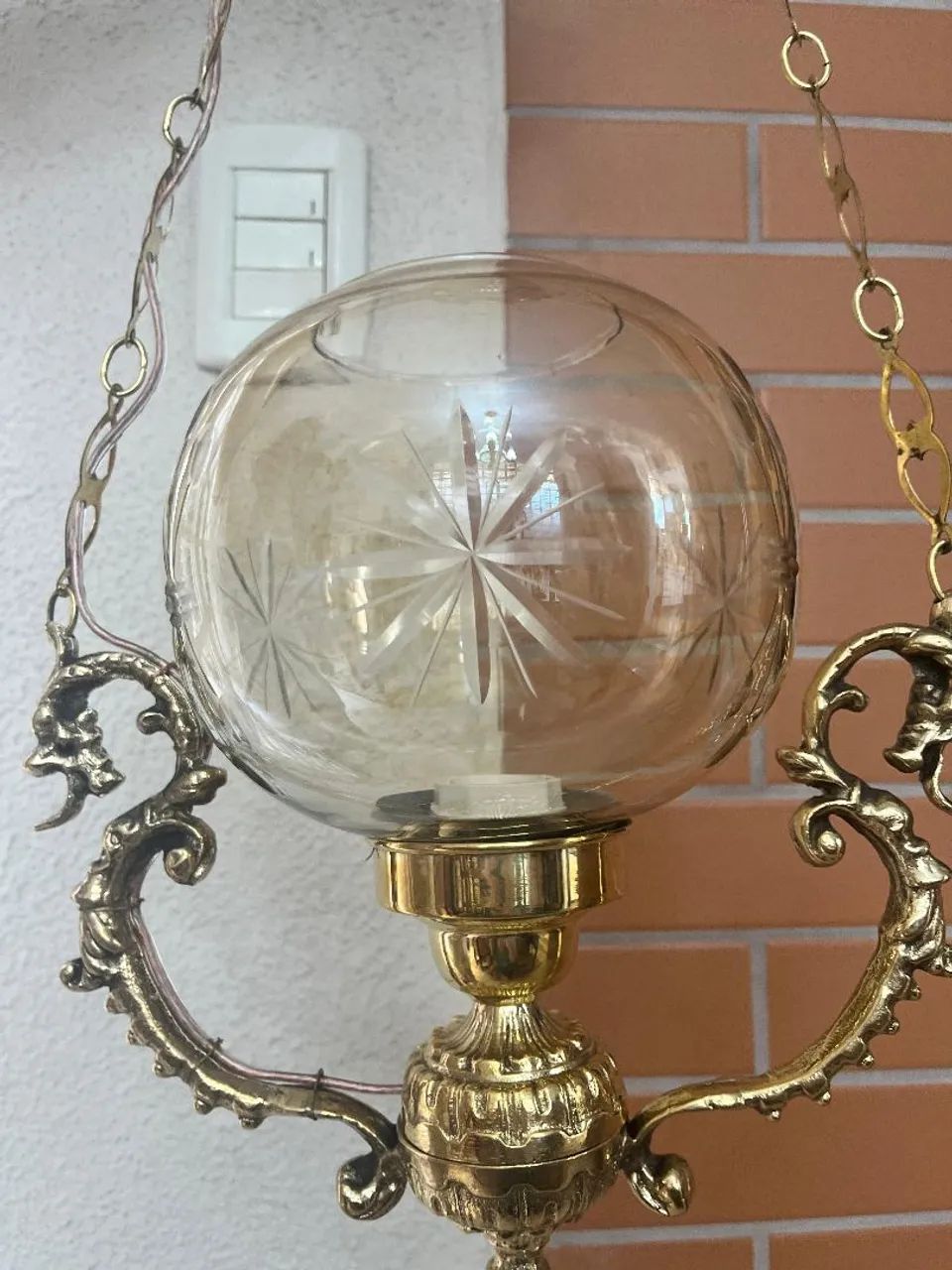 Lustre antigo em bronze com cúpula âmbar lapidada - Foto 6