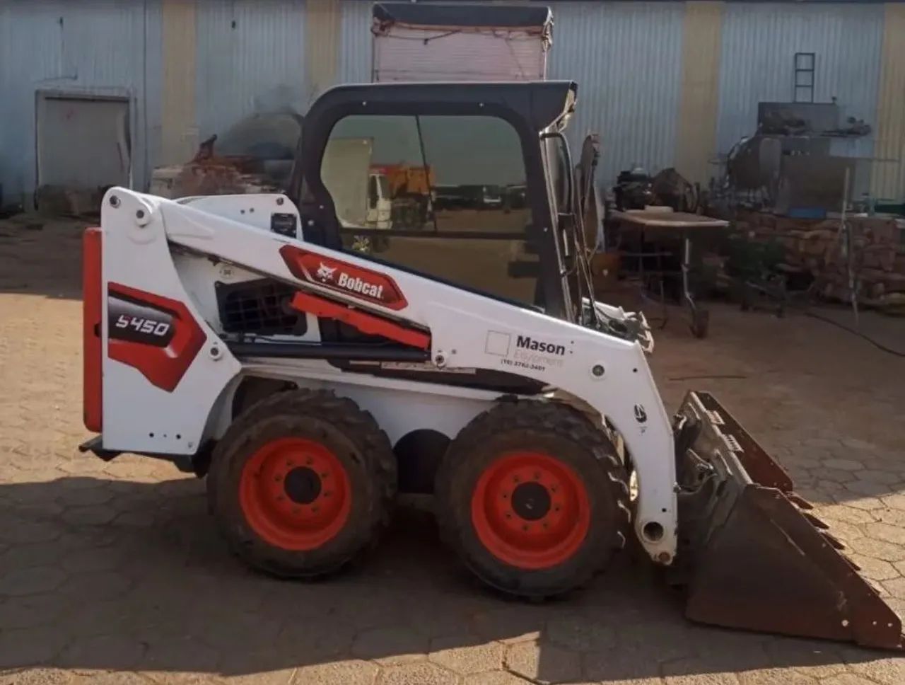 Minicarregadeira Bobcat S450 ano 2022 com apenas 970 horas, ar condicionado, em SP