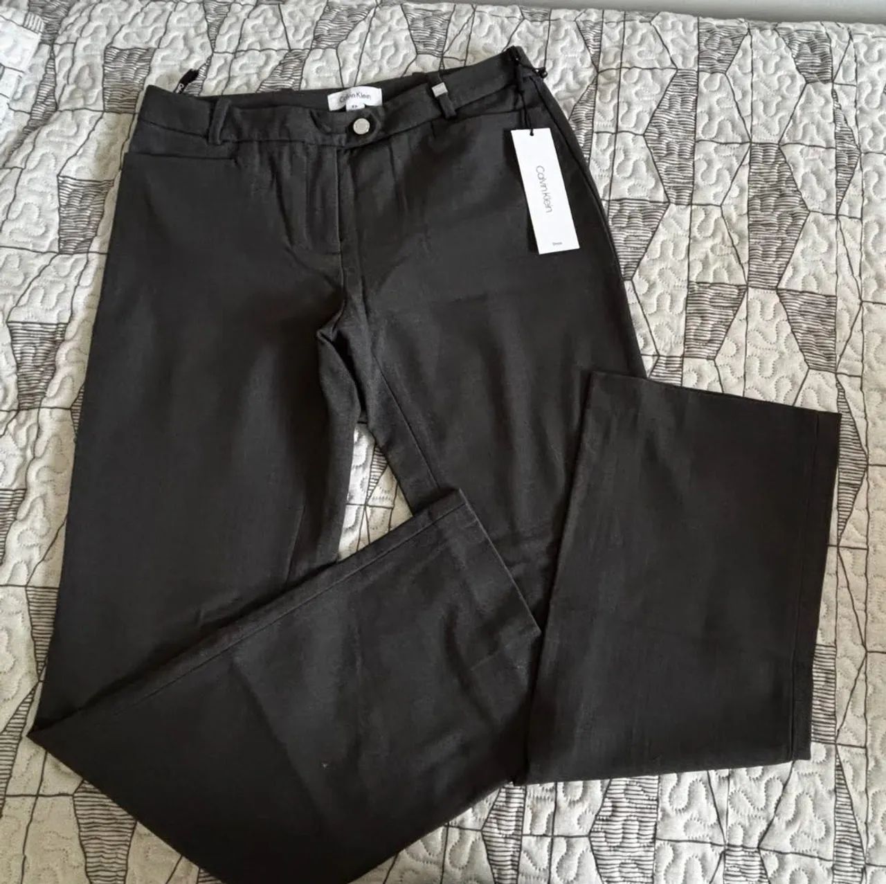 Calça Calvin Klein na etiqueta número 38