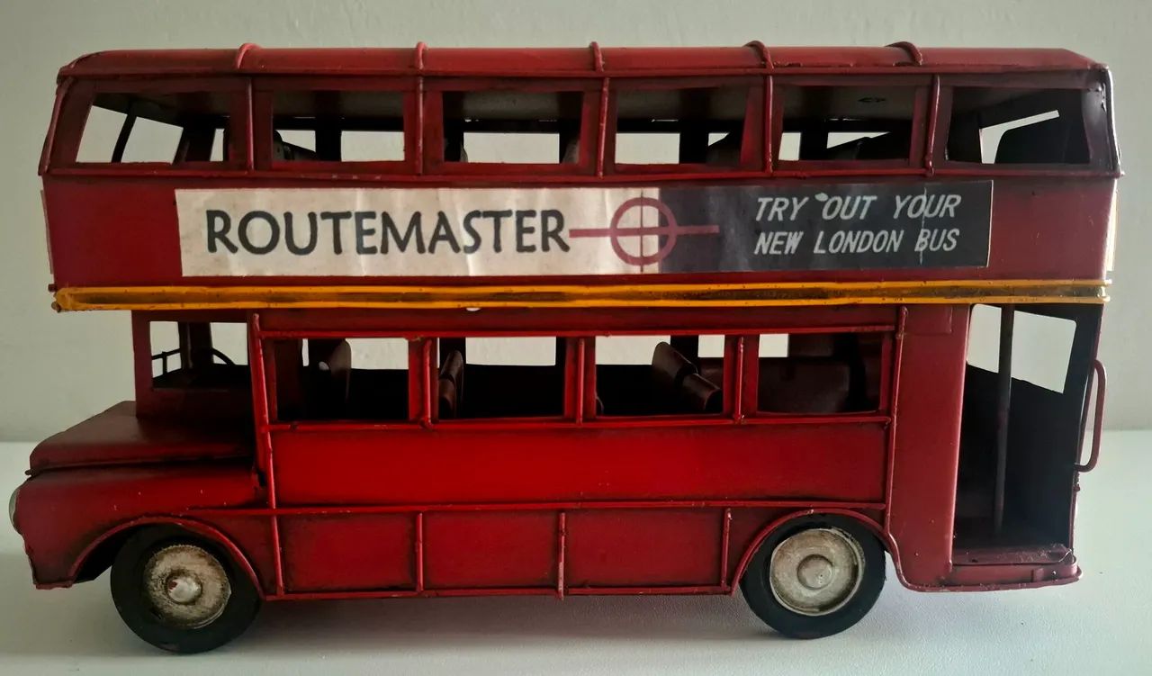 Ônibus Routemaster de Londres. Retró em metal