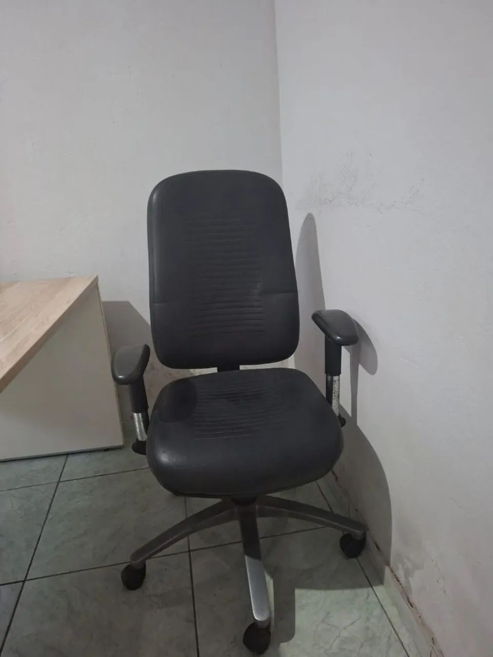 Vende-se Mesa de Escritório/Estúdio (Acompanha cadeira Giratória)  - Foto 4