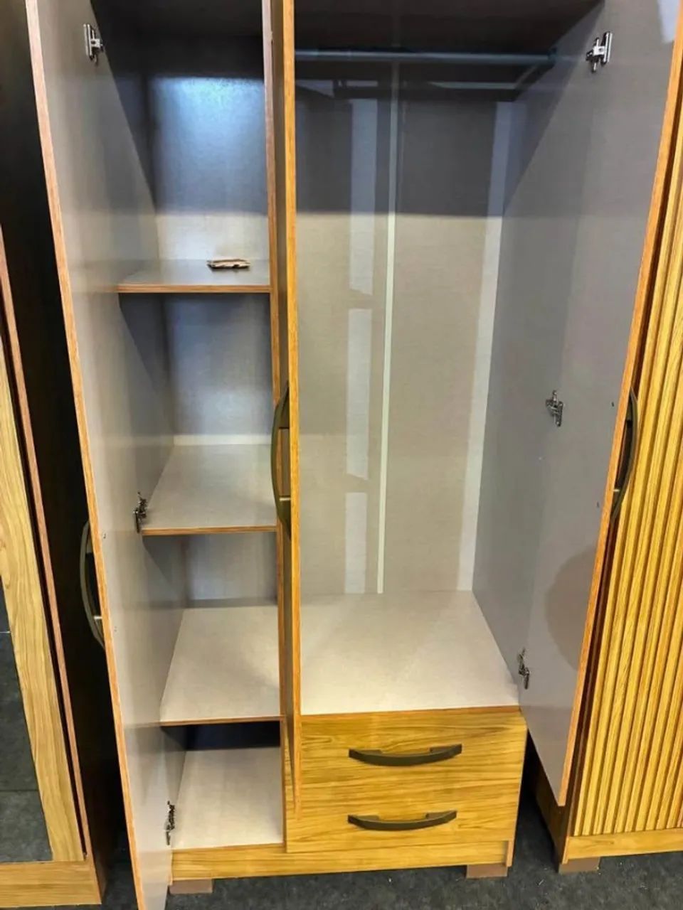 Guarda Roupa Solteiro 3 Portas 2 Gavetas com Pés (Novo) Entrega Grátis!  - Foto 2