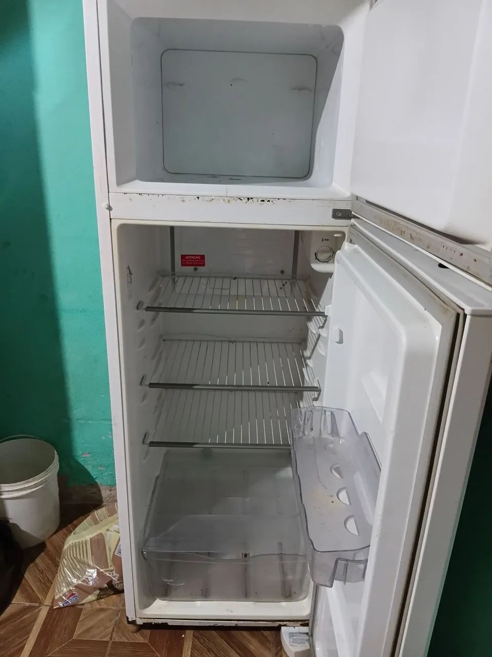 Máquina e geladeira 