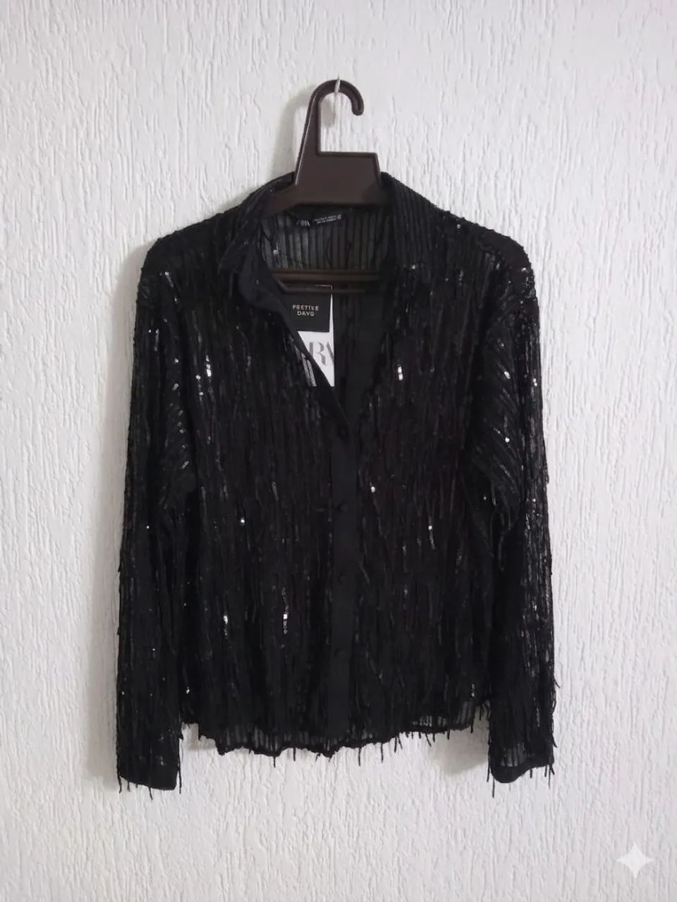 Blusa Zara com transparência e paetês. 