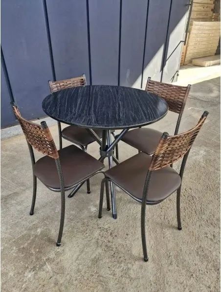 Mesa com tampo de ardósia e quatro cadeiras