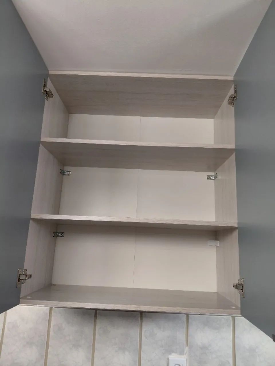 Armário de parede com duas portas