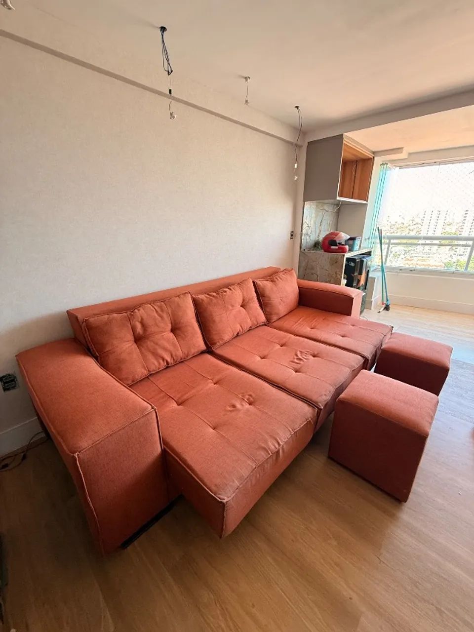 Sofá retrátil 3 três lugares (3m x 1m) com dois puffs