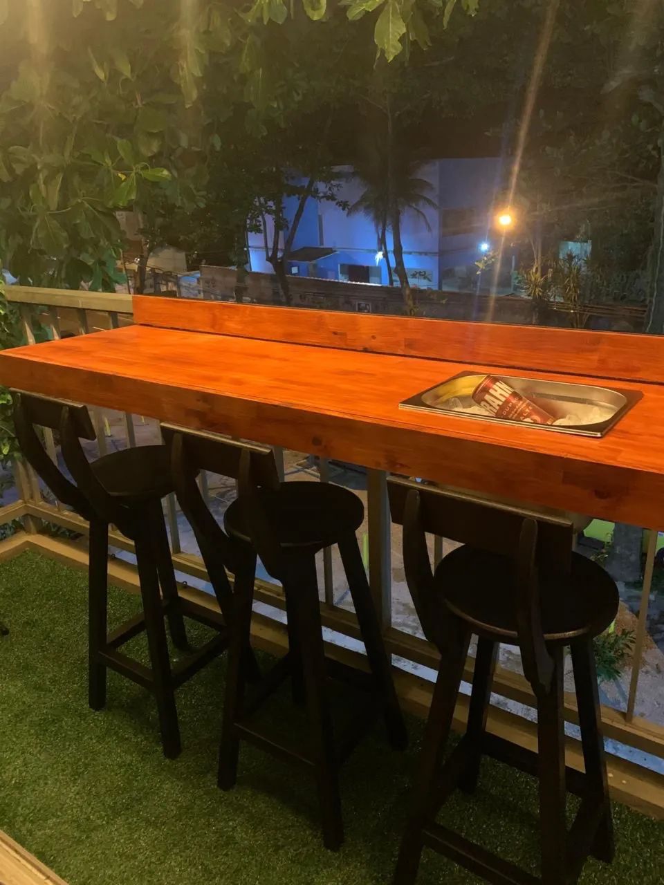 Mesa de madeira suspensa com cuba de aço e banquetas  - Foto 2