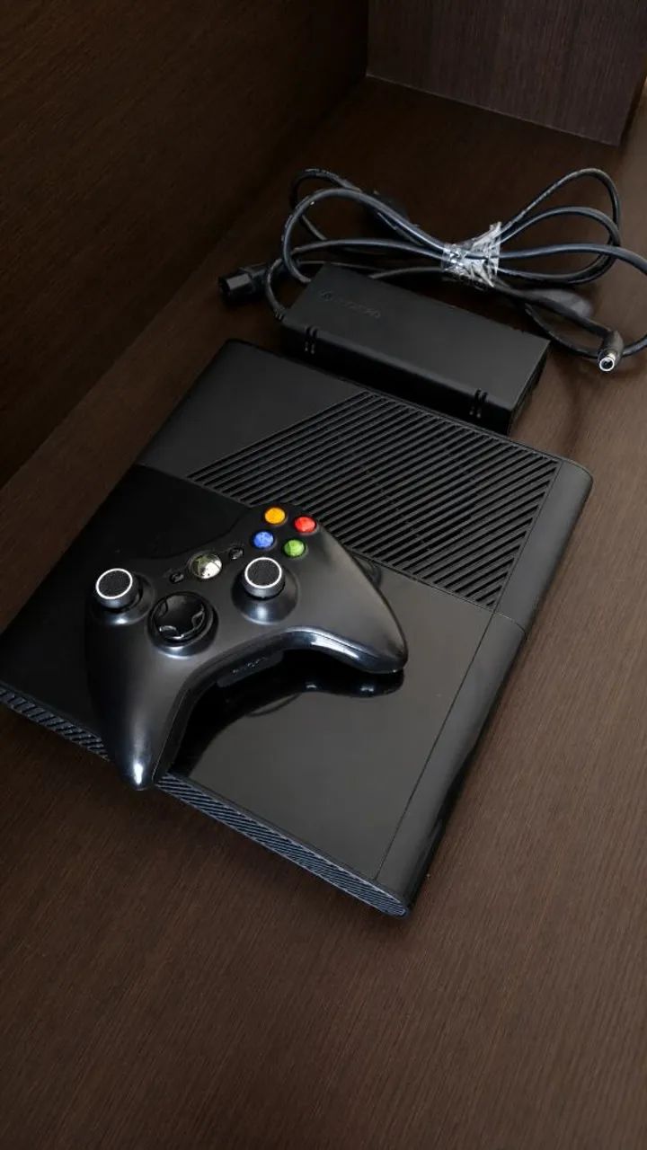 XBOX 360 Super slim RGH "TUNADO" 250gb lotado de jogos!! Completaço. Faço olx pay!