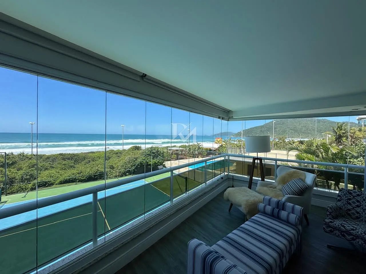 Apartamento garden com 4 suítes e vista mar na Praia Brava, Florianópolis-SC