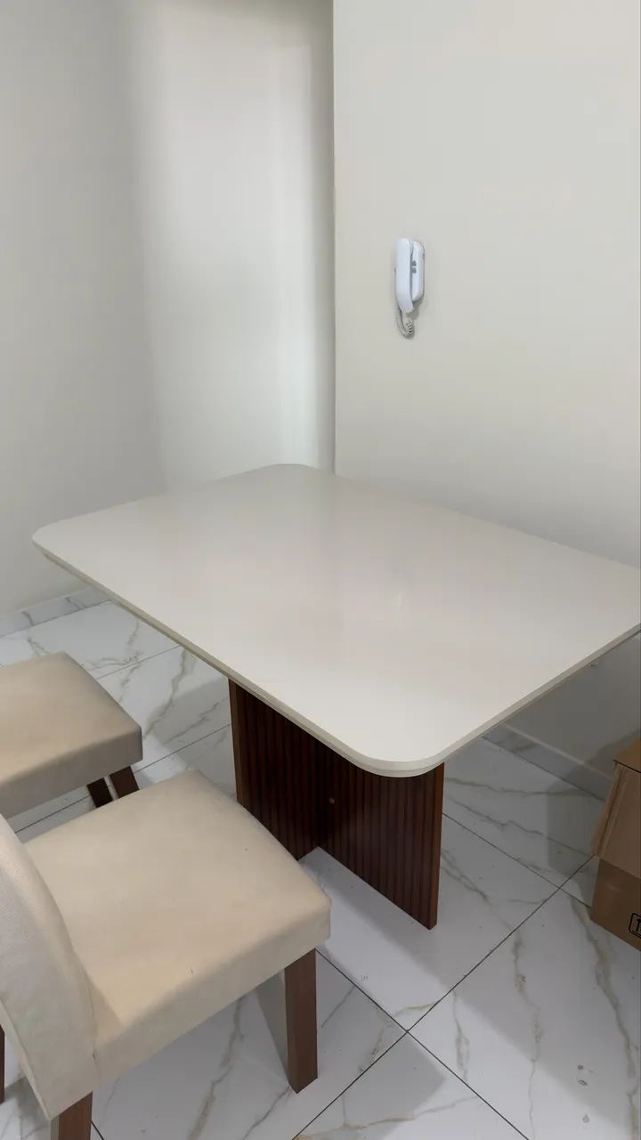 Mesa de jantar com 4 cadeiras
