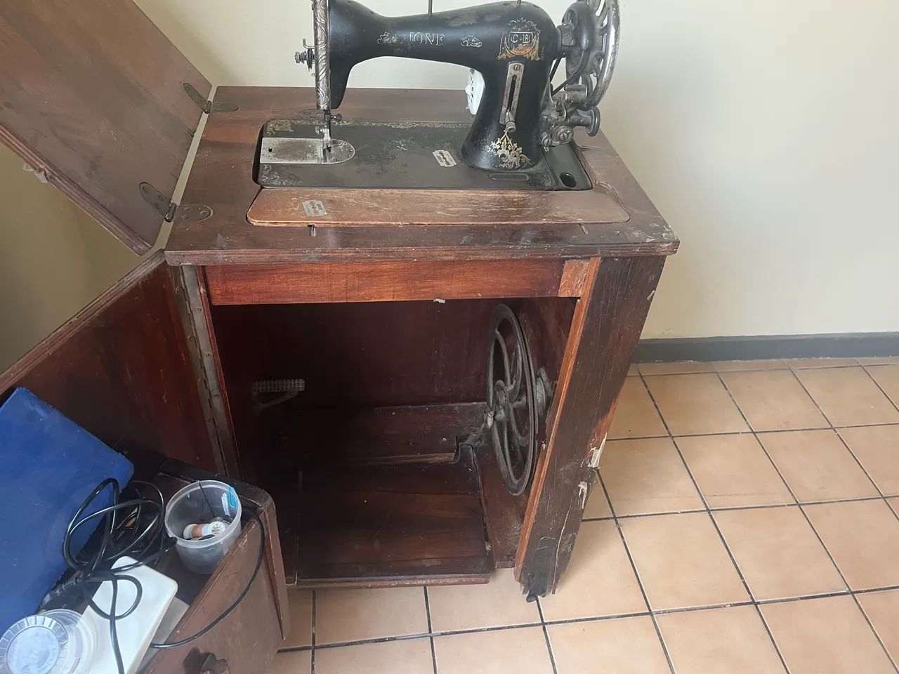 Vendo Máquina de costura antiga