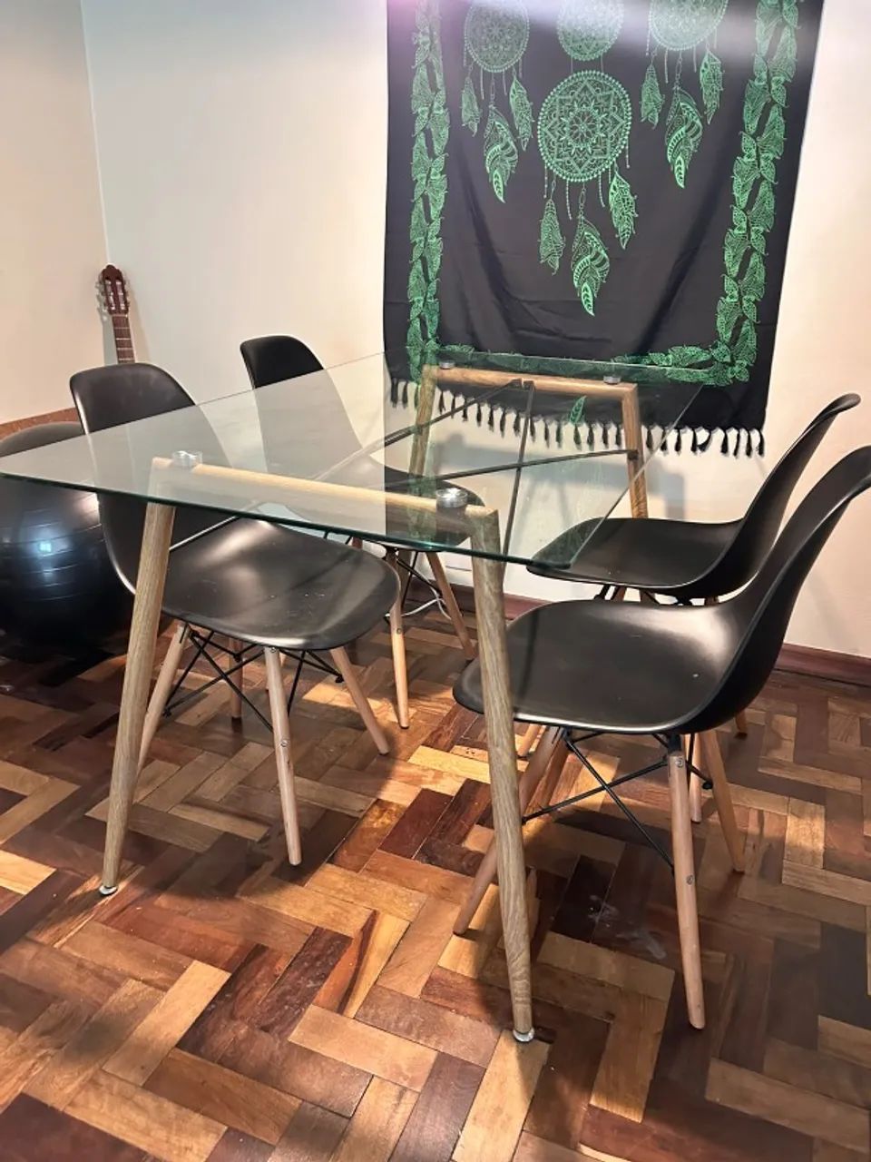 Mesa de jantar (140×80×76) com 4 cadeiras 