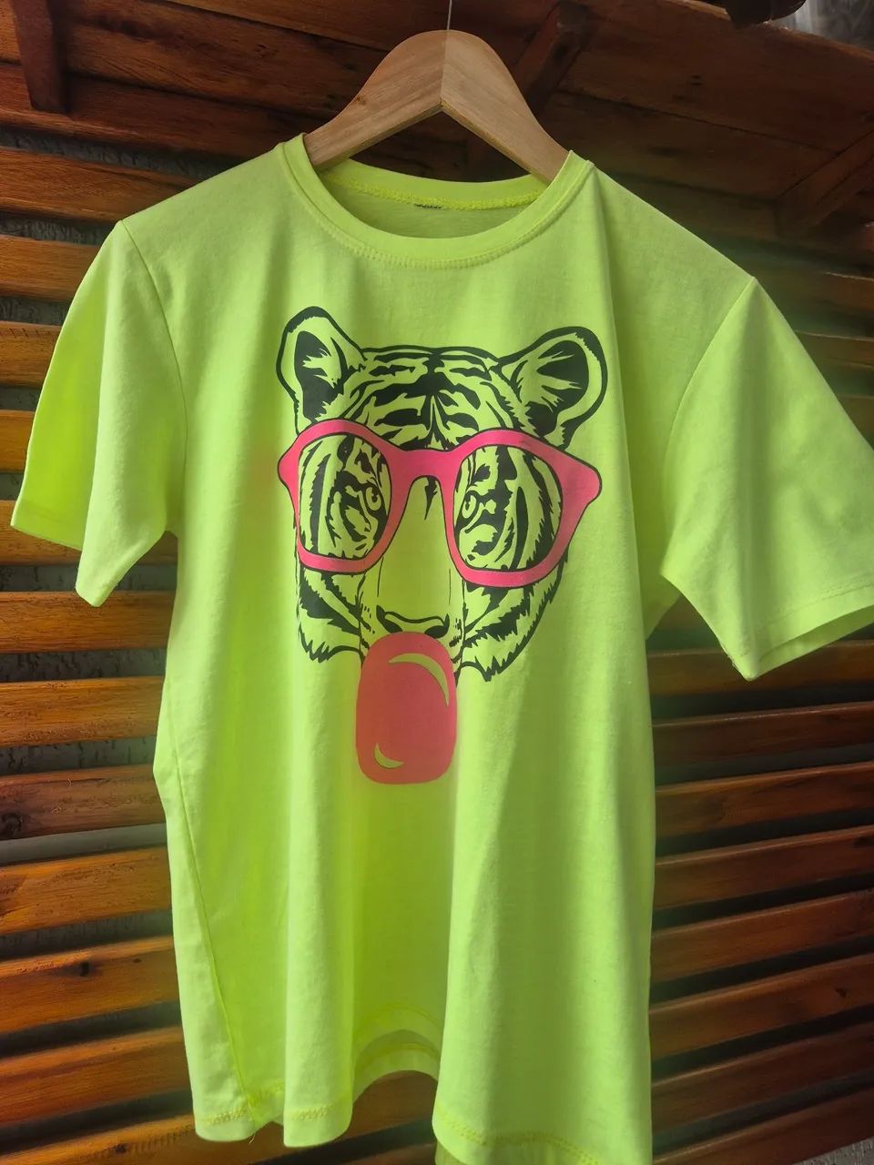 T-shirt néon super estilosa com estampa super  alegre  - Foto 4