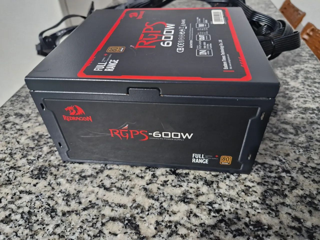 Fonte 600 watts da redragon 80 plus
