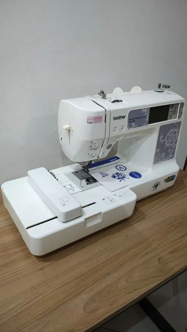 Máquina de Bordar Brother PE450 - Completa e Impecável - Foto 2