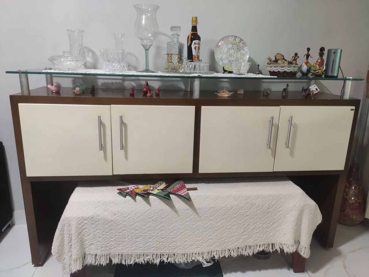 Buffet em madeira e vidro