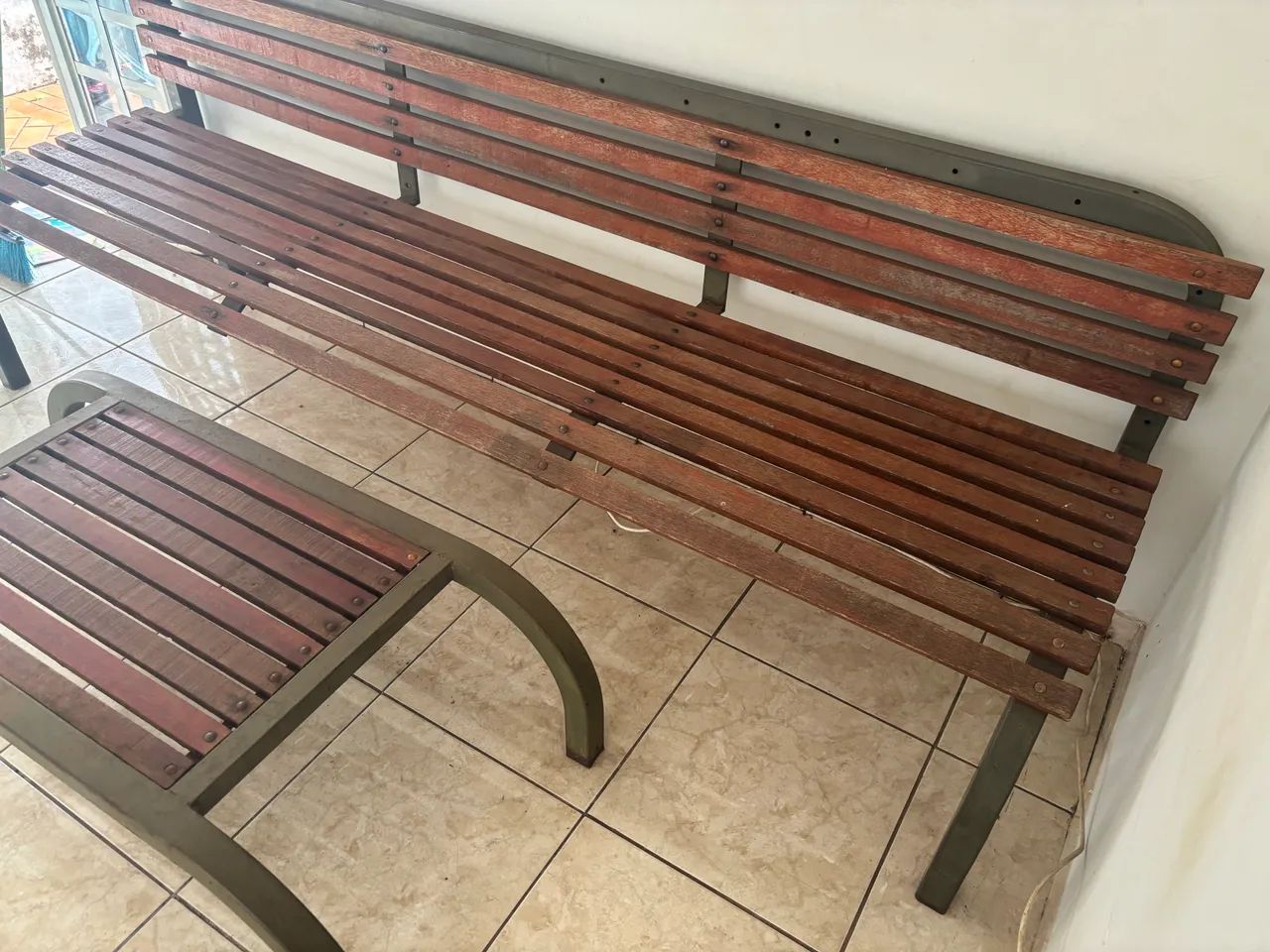 Jogo de Banco e Mesa de madeira e ferro  - Foto 3