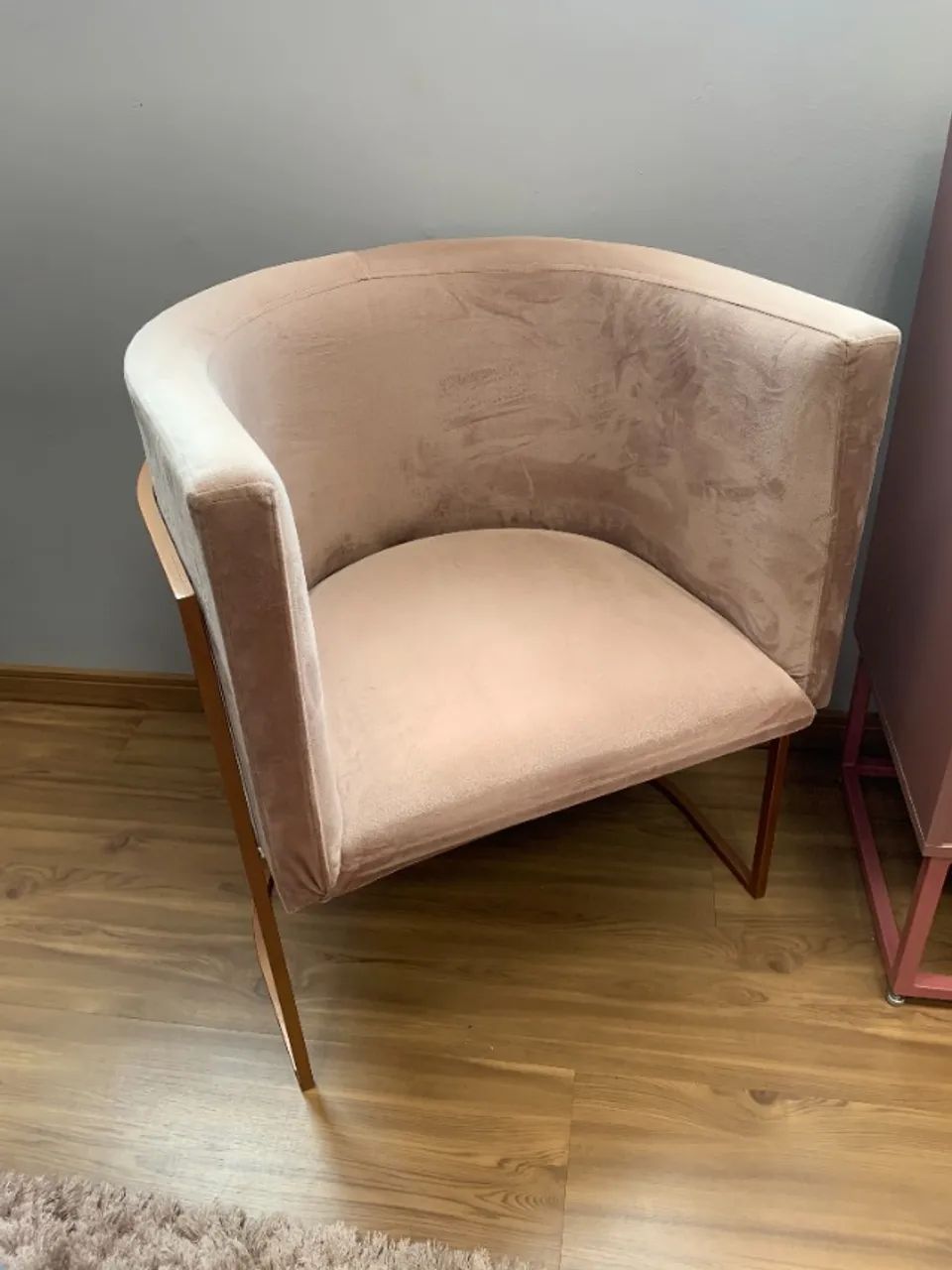 Poltrona Betina Veludo com Base Rose em Ferro