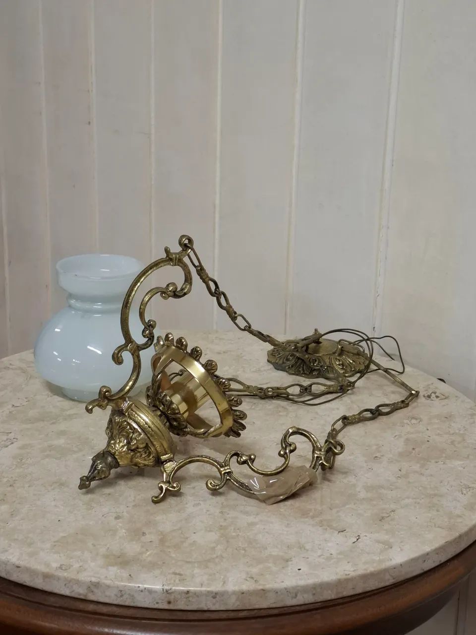 Lustre Pendente Estilo Lampião Colonial - Bronze Maciço e Cúpula Opalina