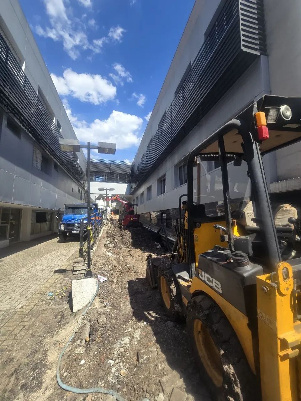 Locação 300,00 de máquinas e caminhao  - Foto 2