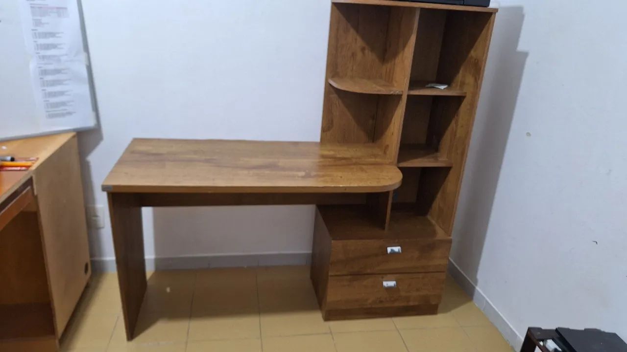 Mesa para escritório com estante e gavetas