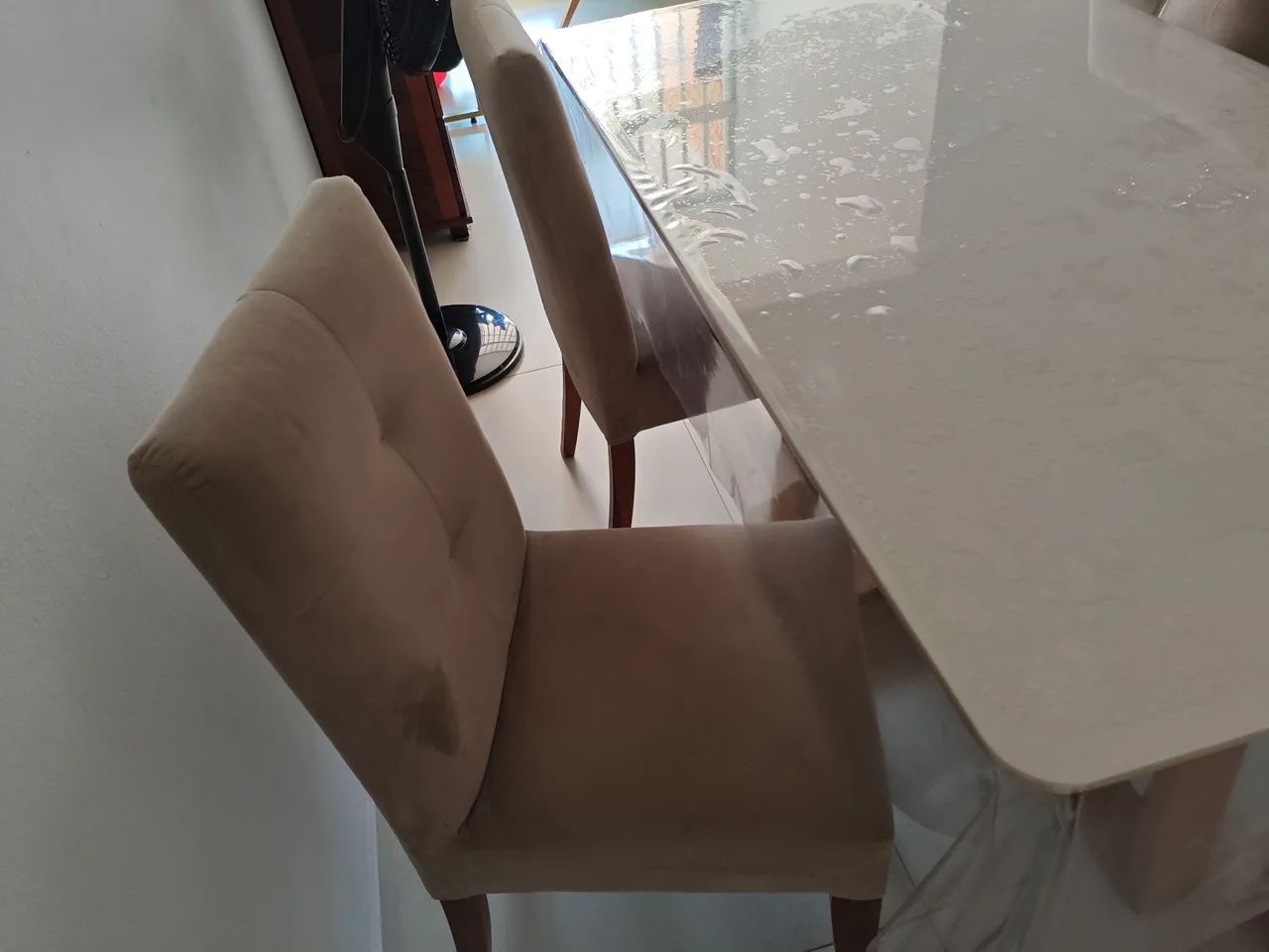 Mesa tampo em vidro com quatro cadeiras em madeira  - Foto 3