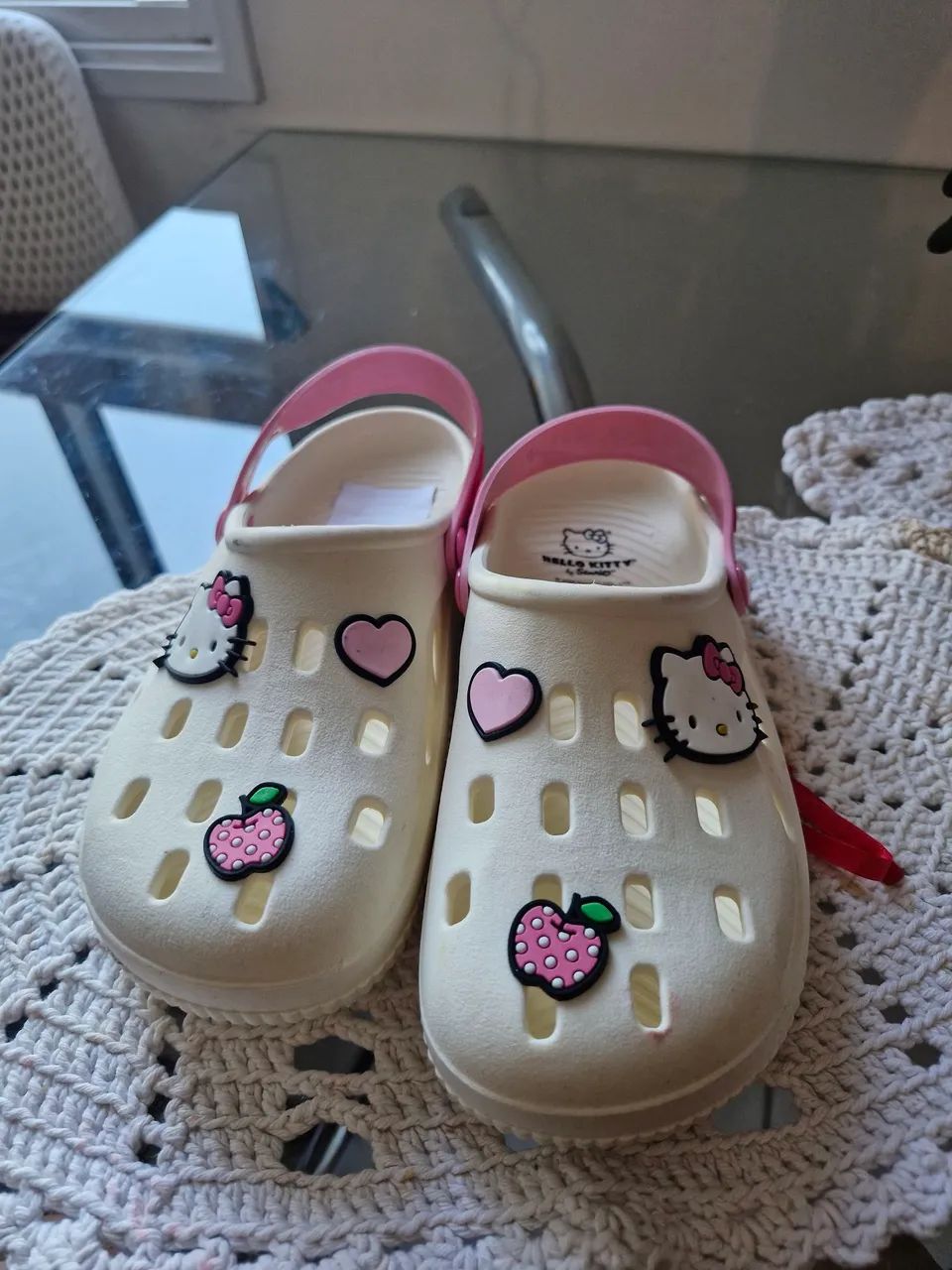 Sandália Crocs Hello Kitty - Foto 2