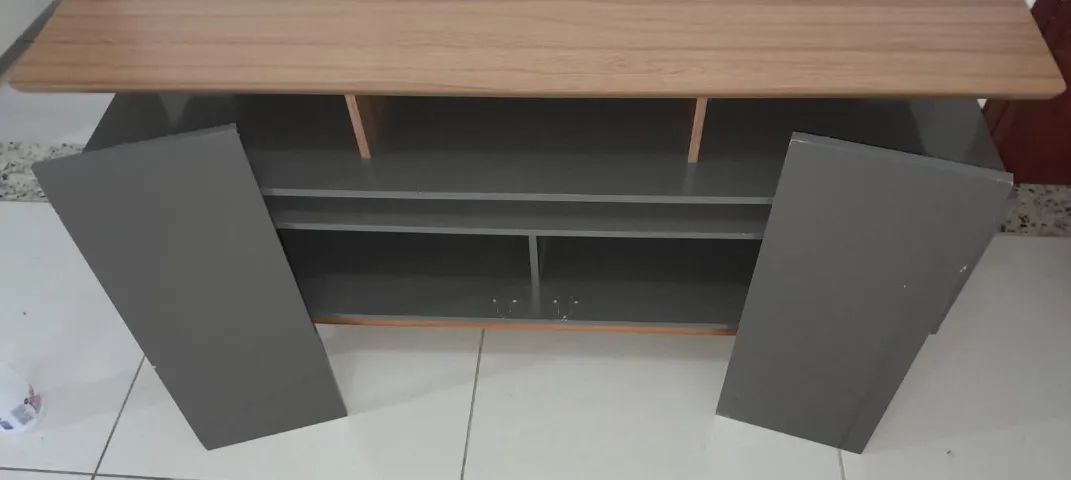 Rack para TV retrô em madeira e cinza - moderno e funcional