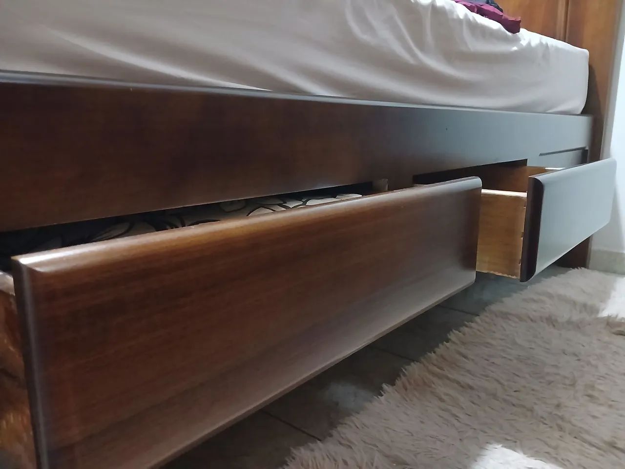 Cama de casal em madeira maciça em ótimo estado  - Foto 3