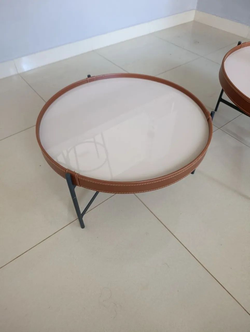 Conjunto de mesa de centro com tampo de vidro e detalhes em couro . Decoração de sala - Foto 5