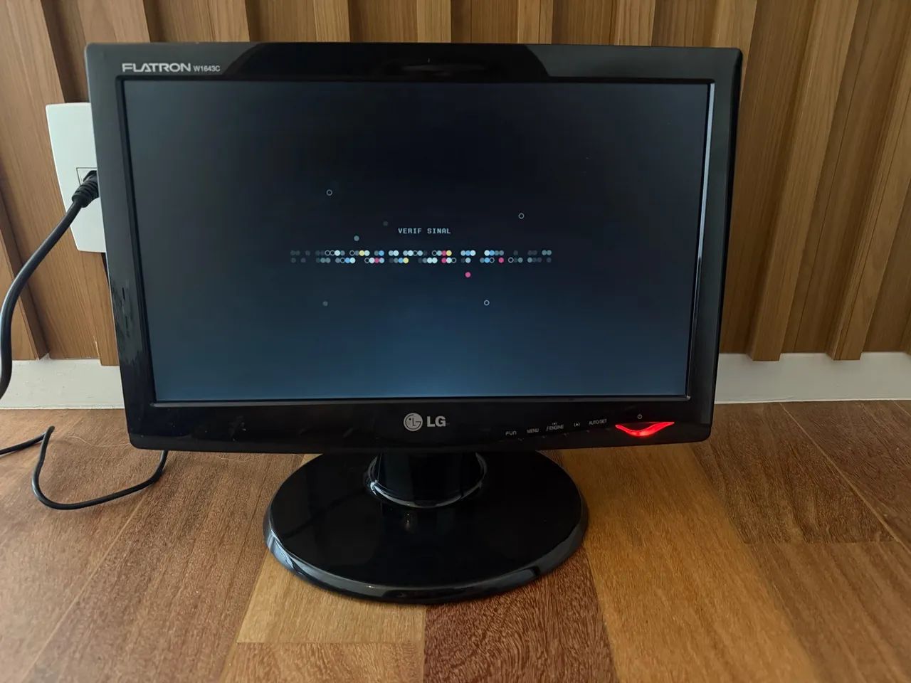 Monitor LG Flatron W1643C 15,6? LCD VGA com base e cabo - Foto 2