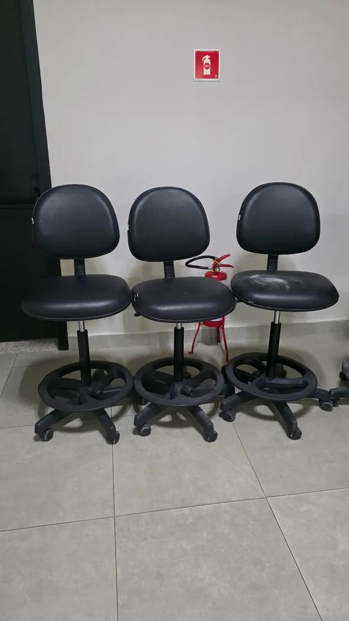 Cadeiras de bancada em couro