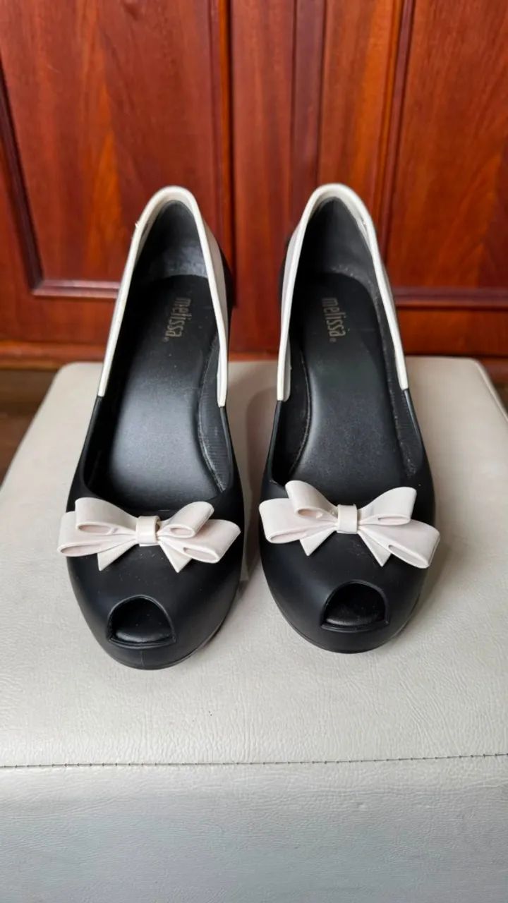 Sapato Melissa Anabela Patchuli Preto e Branco com Laço - Com Cheirinho!