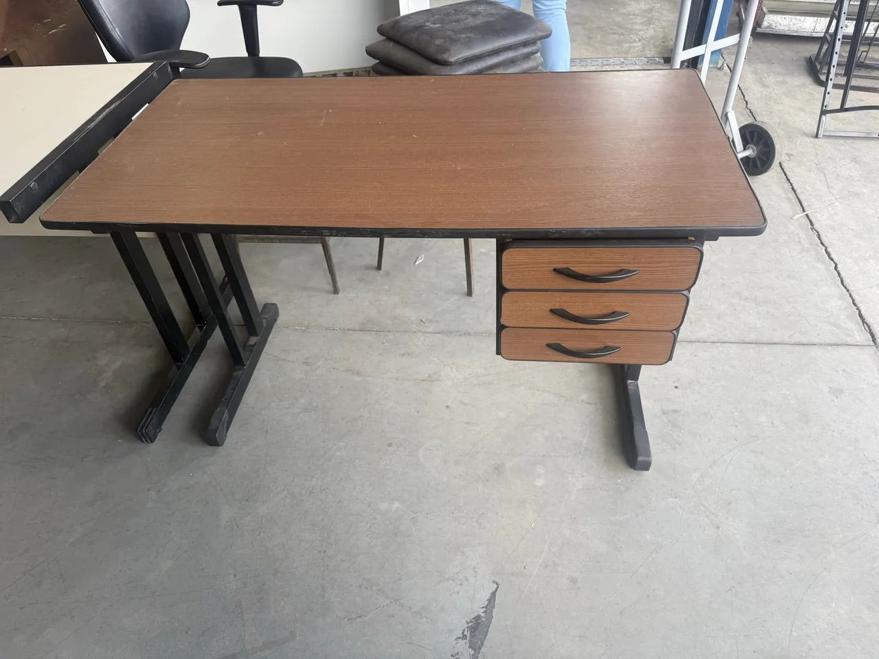 Mesa de escritório 60x120 com 3 gavetas 