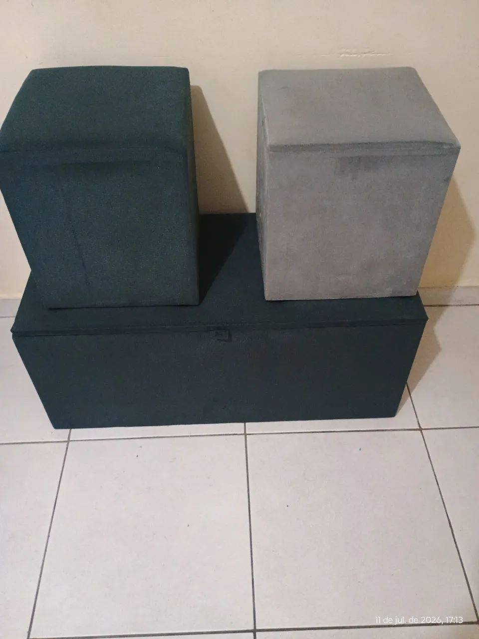 Vendo esses dois puffs + esse baú de pé de cama. 