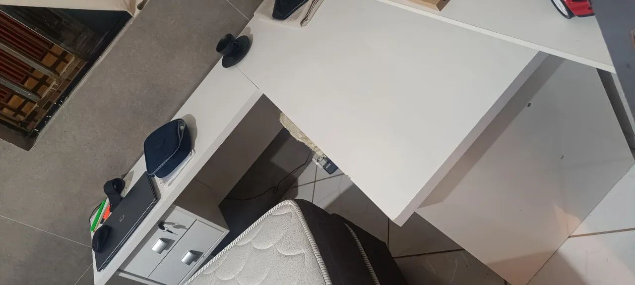 Mesa tipo L com duas gavetas com chave