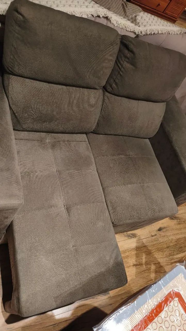Sofá retrátil e reclinável 2 lugares em suede cinza - ótimo estado - Foto 2