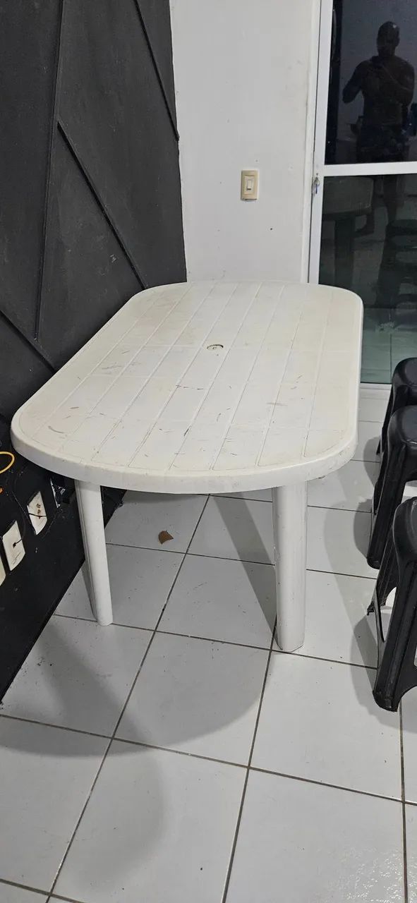 Mesa com três bancos de plástico