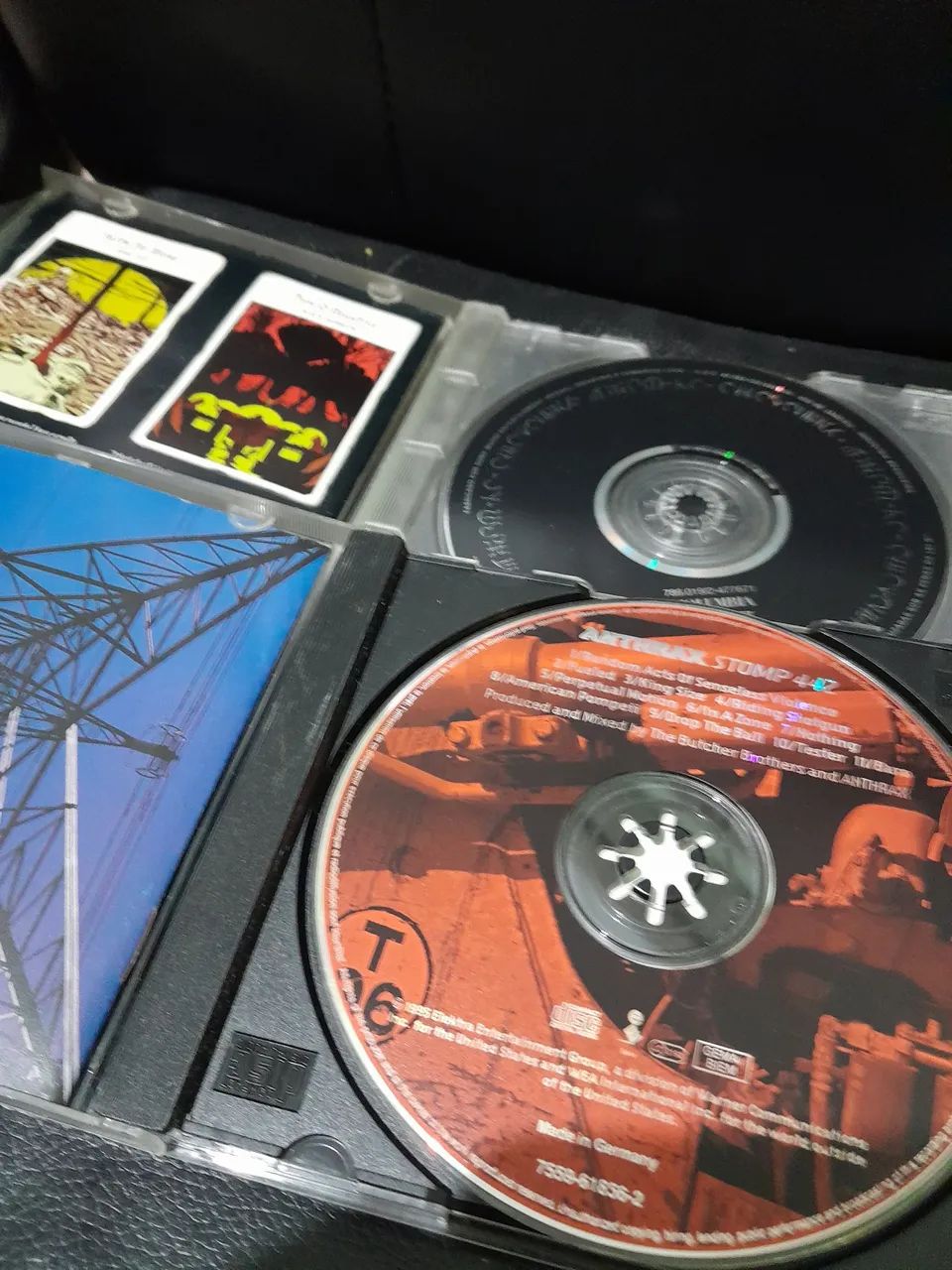 Lote CDs Anthrax Stomp 442 + Nativity in Black A Tribute to Black Sabbath - Impecáveis - Foto 3