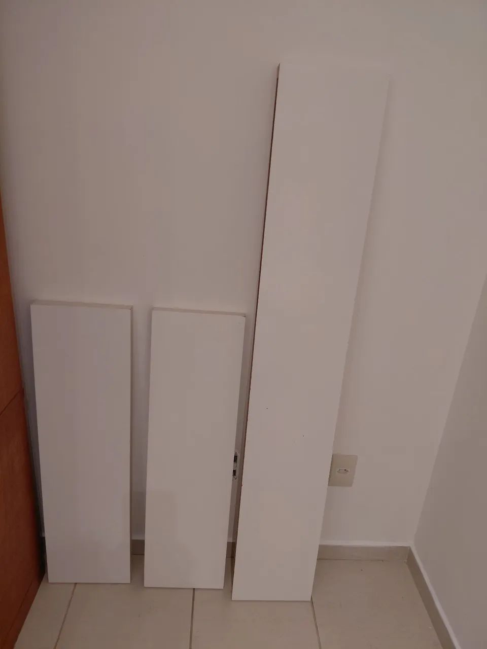 Escrivaninha e 3 prateleiras brancas - Foto 4