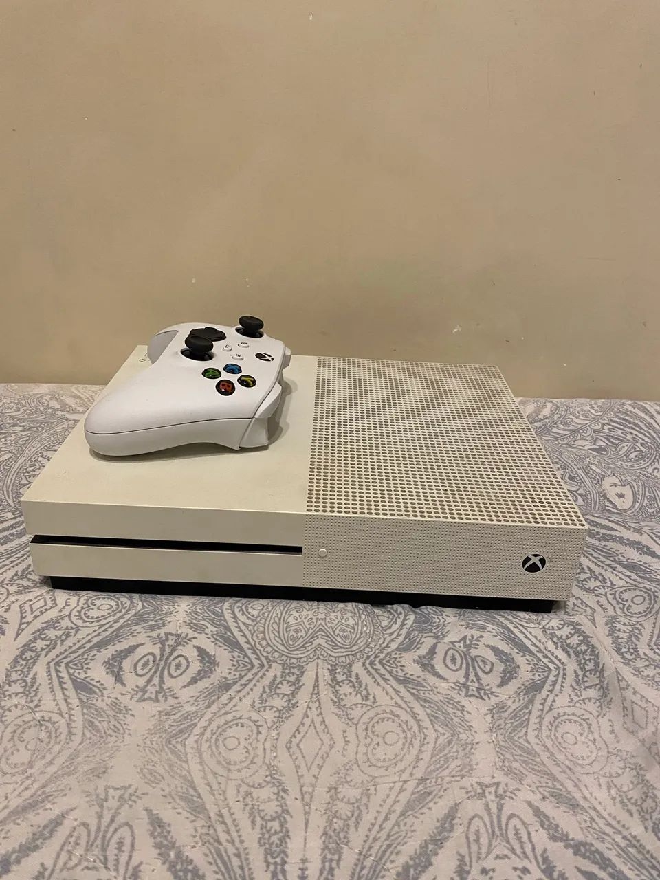 Xbox one S 512gb 2 controles  - Foto 4