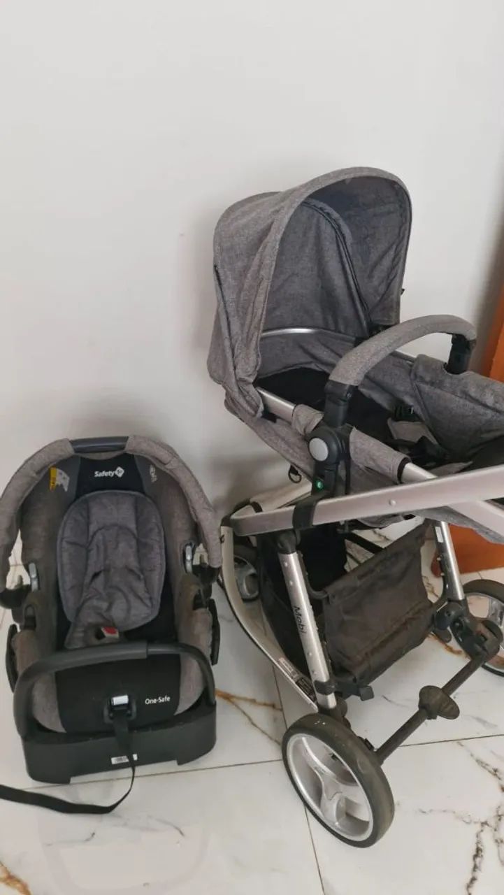 Carrinho de bebê com bebê conforto 