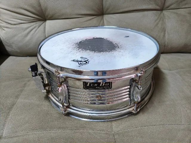 Caixa 14x5,5' Turbo em Metal com 6 Afinadores e Abafador Interno