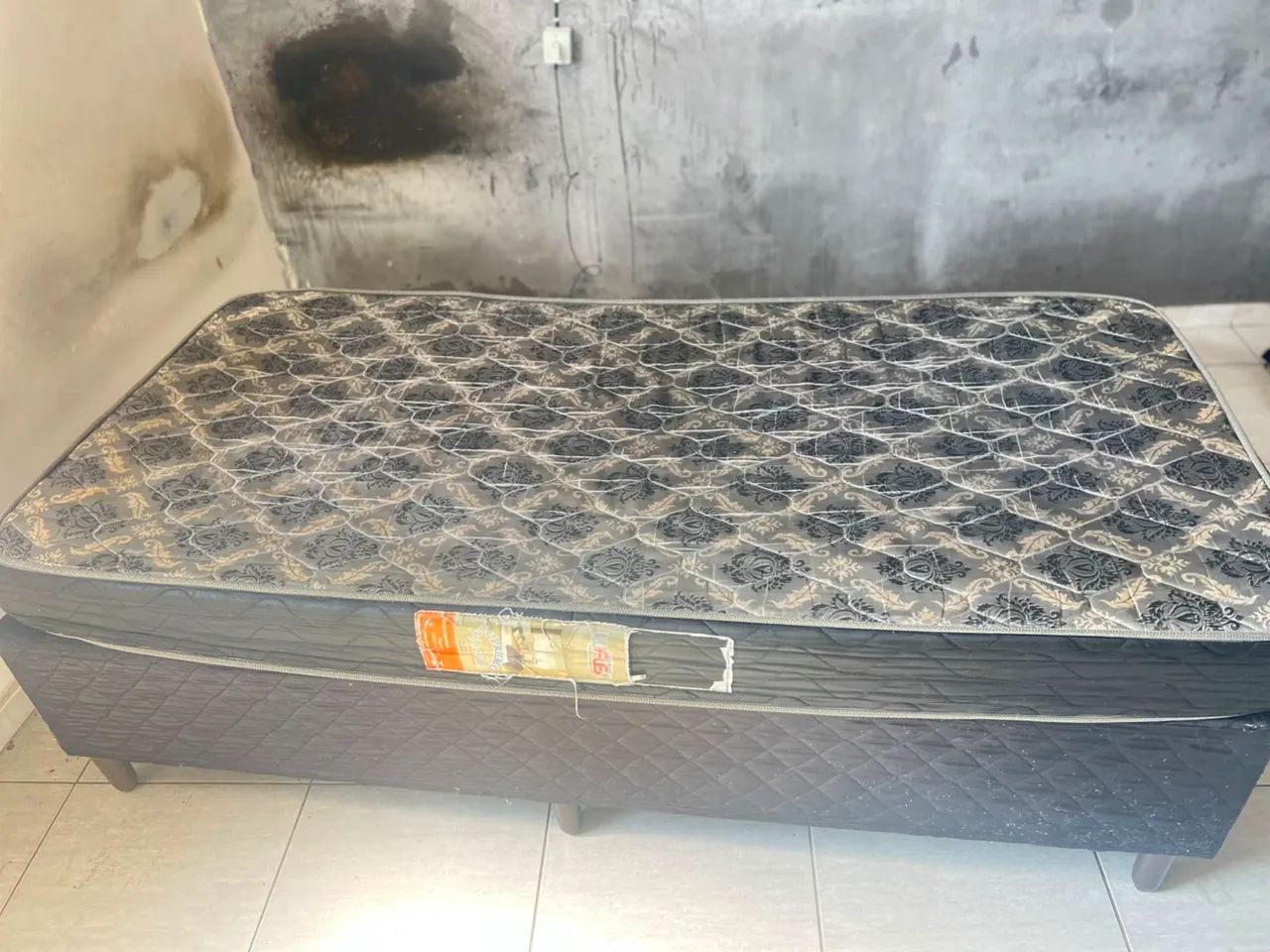 Conjunto duas camas solteiro box e baú com colchões  - Foto 5
