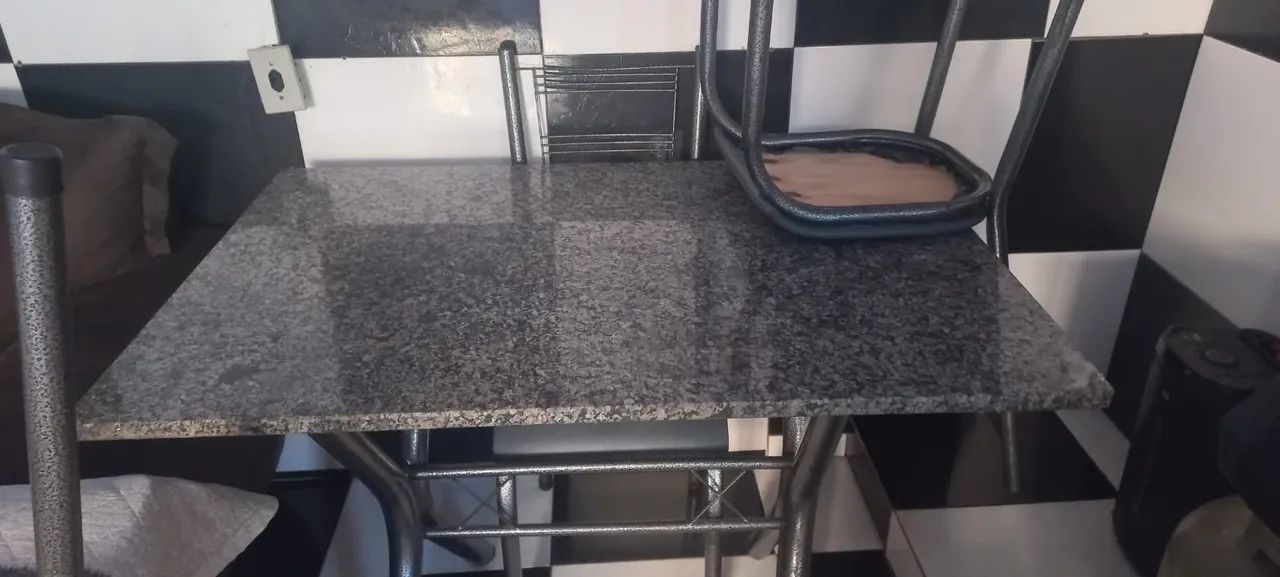 Vendo Mesa de mármore com 4 cadeiras 