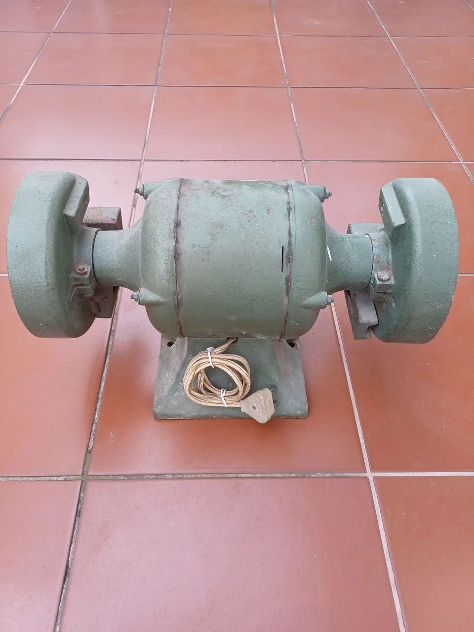 Moto Esmeril Antigo Industrial de Bancada Ferro Fundido - Funcionando - Foto 2