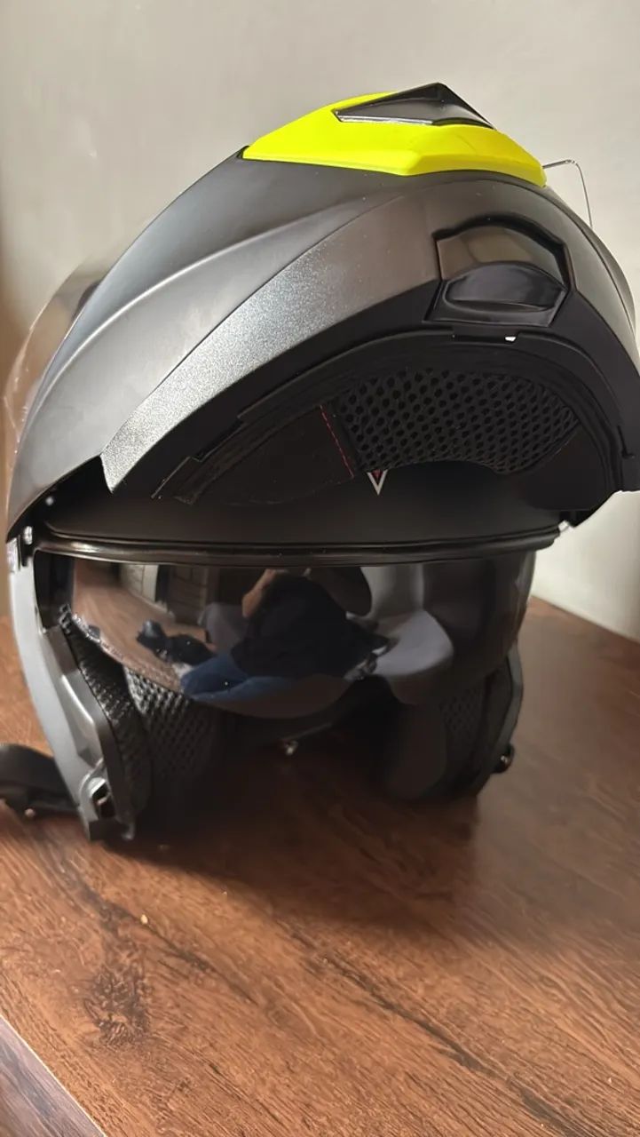 Capacete escamoteável com óculos de escuro. Nunca usado! - Foto 3
